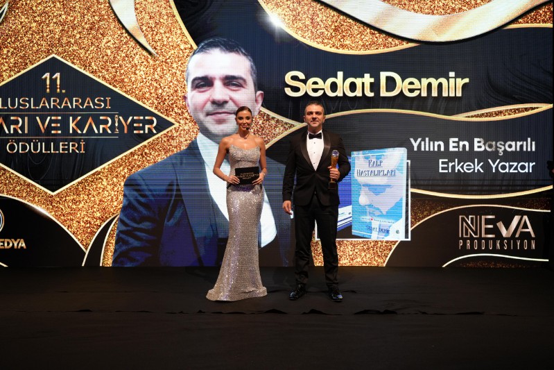 Yılın En Başarılı Erkek Yazarı Sedat Demir Oldu
