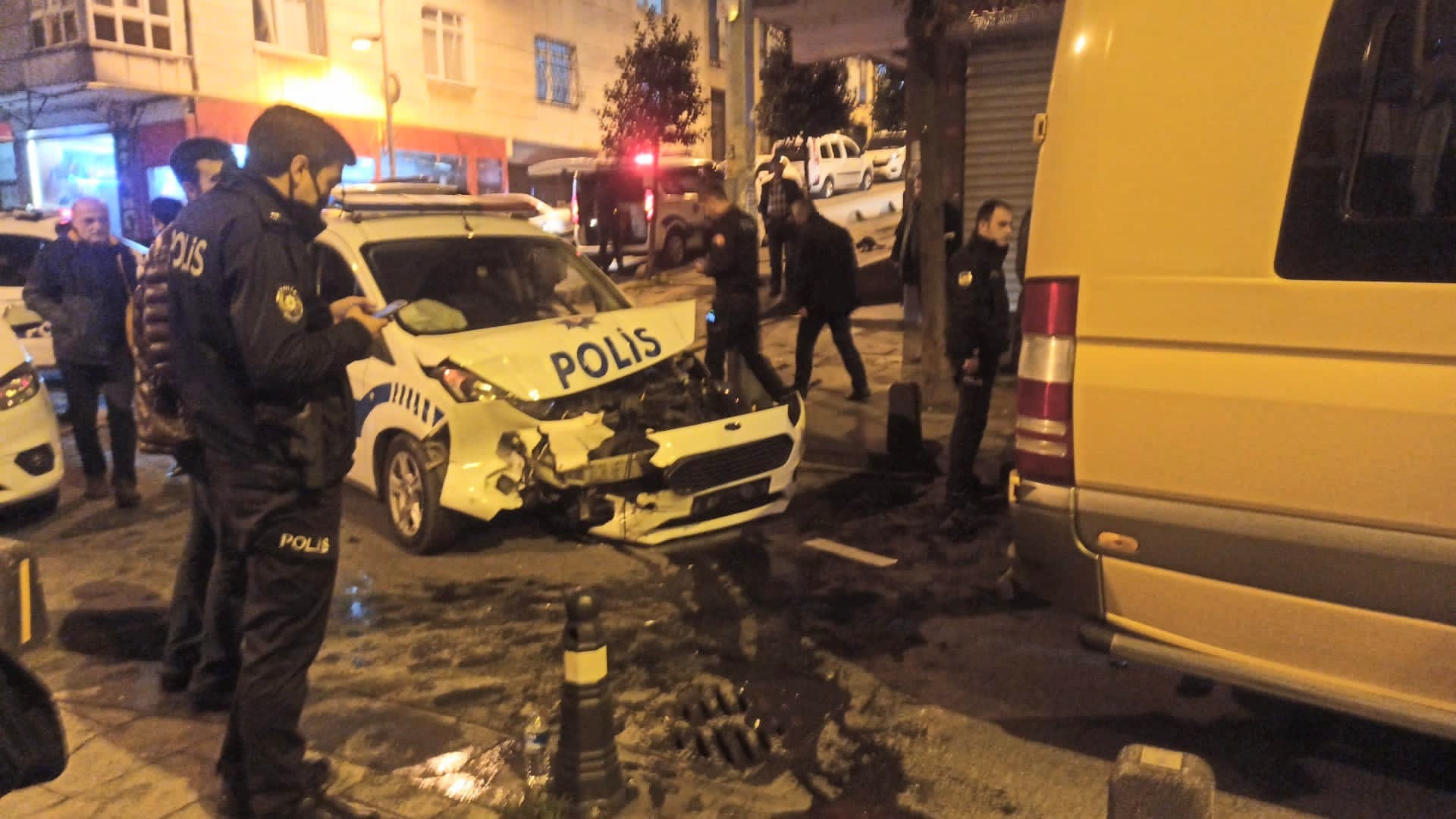 Güngören'de Polis otosu kaza yaptı 2 yaralı 