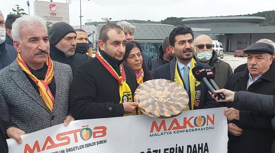 Malatyalılar yeşil sahada Yeni Malatyaspor'a yapılan haksızlığa karşı Kayısıyla protesto ettiler